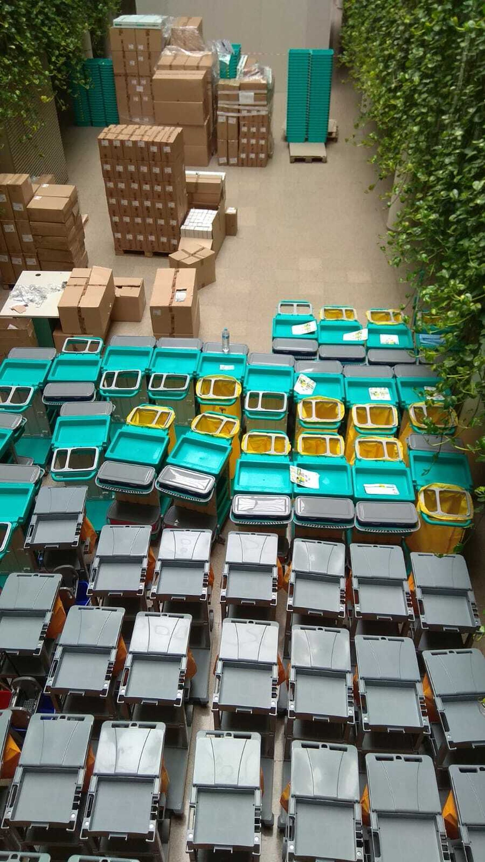 El material de la nueva empresa desembarcando en el Juan Ramón.