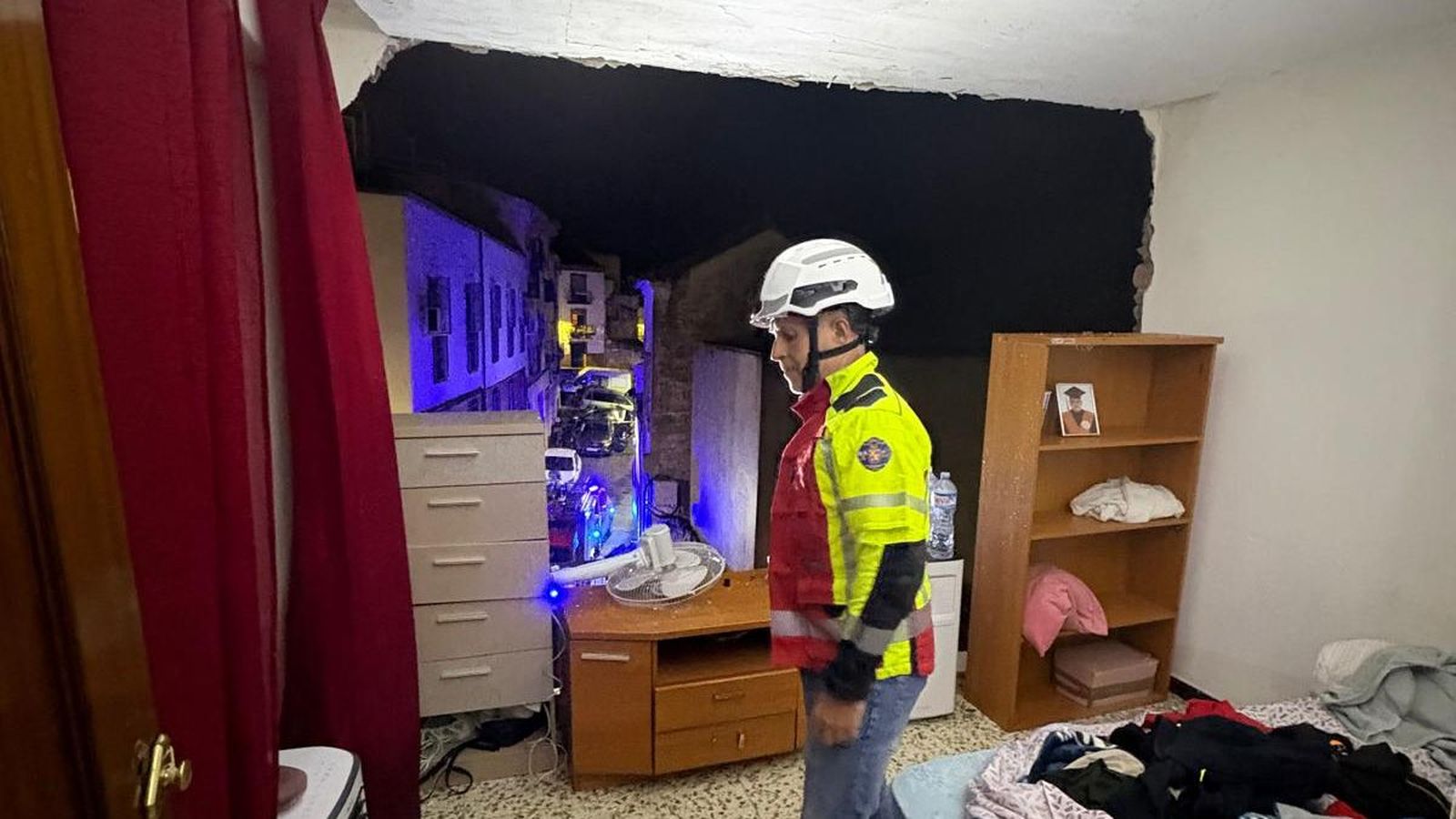 Cae la pared de una casa en la calle Llana de Jaén. Bomberos intervienen.