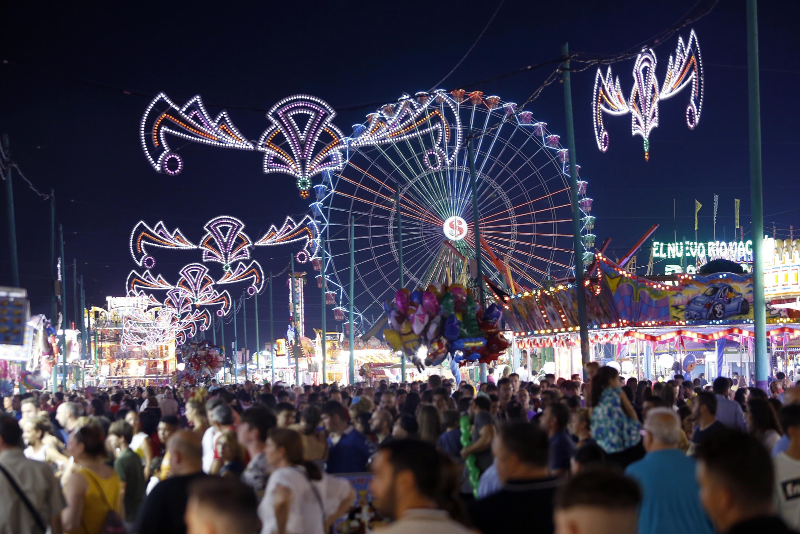 Fotos del cuarto día de Feria de Málaga en el Centro y la noche en el Real