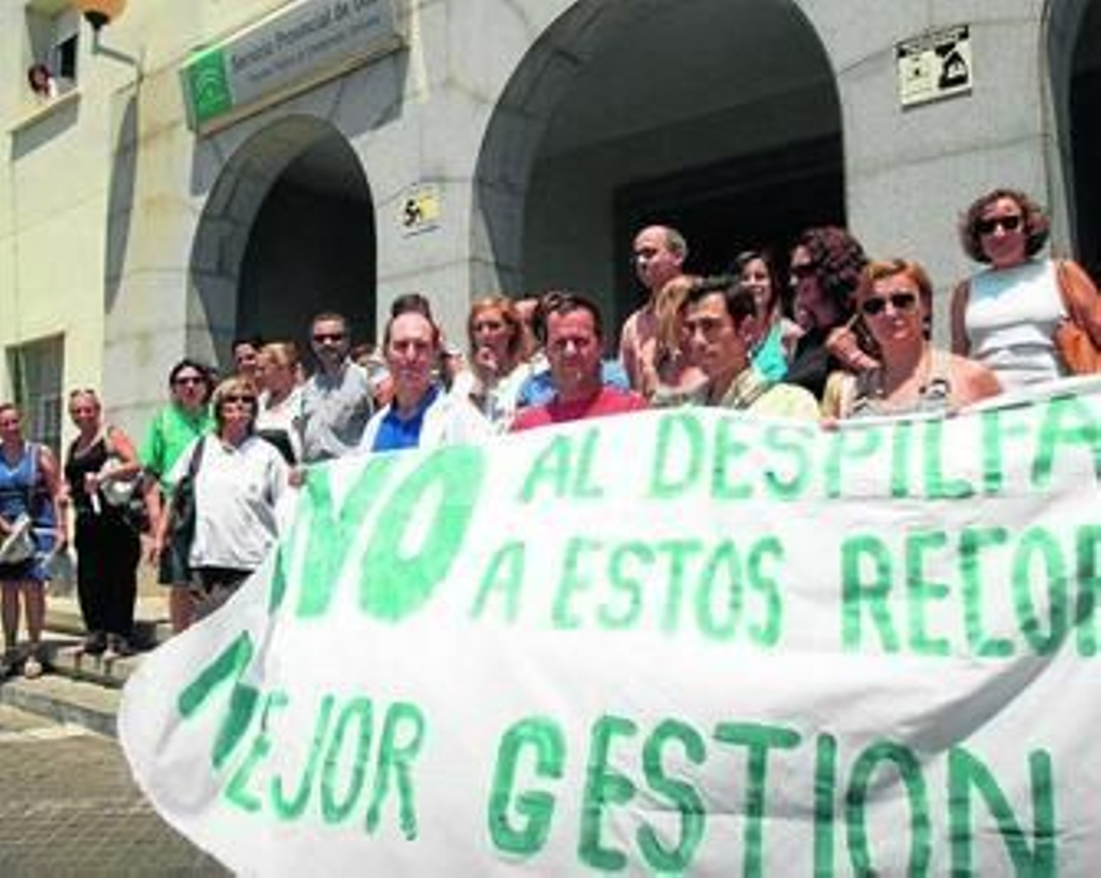 Concentración de trabajadores del SAS ante las puertas del Distrito Sanitario Huelva-Costa.