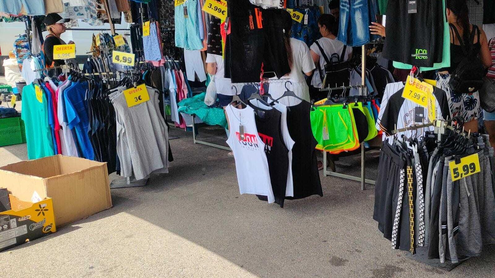 Un puesto del mercadillo, este lunes en Jerez. Un puesto del mercadillo, este lunes en Jerez.