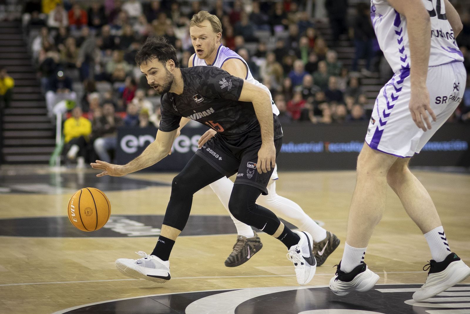 Lluis Costa bota el balón en el partido ante el Surne Bilbao Basket
