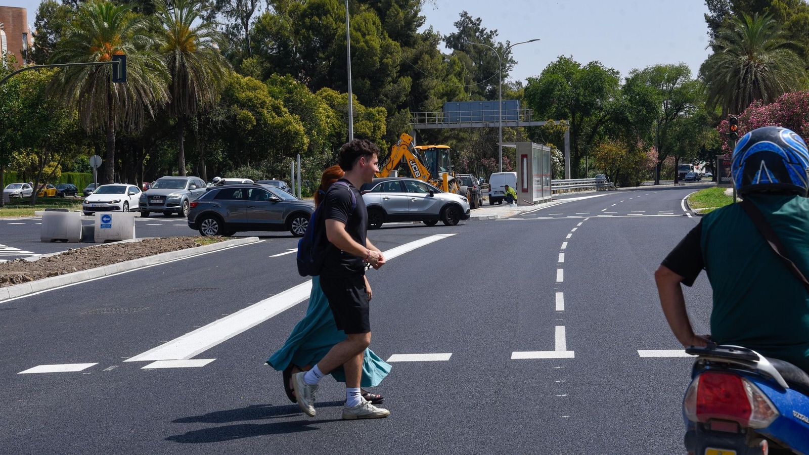 Tráfico en una de las arterias principales de Sevilla Este.