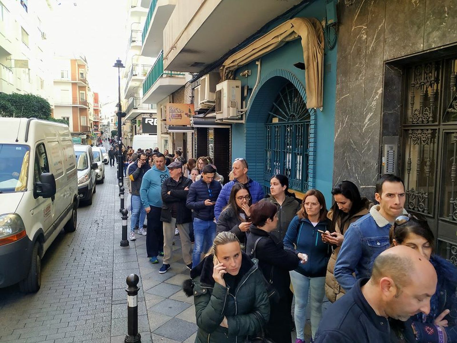Las colas en la calle Convento para comprar las entradas en Discos Grammy