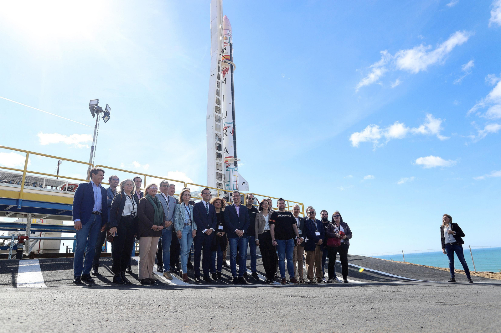 Imágenes de Pedro Sánchez en su visita al cohete Miura en la base espacial en Huelva