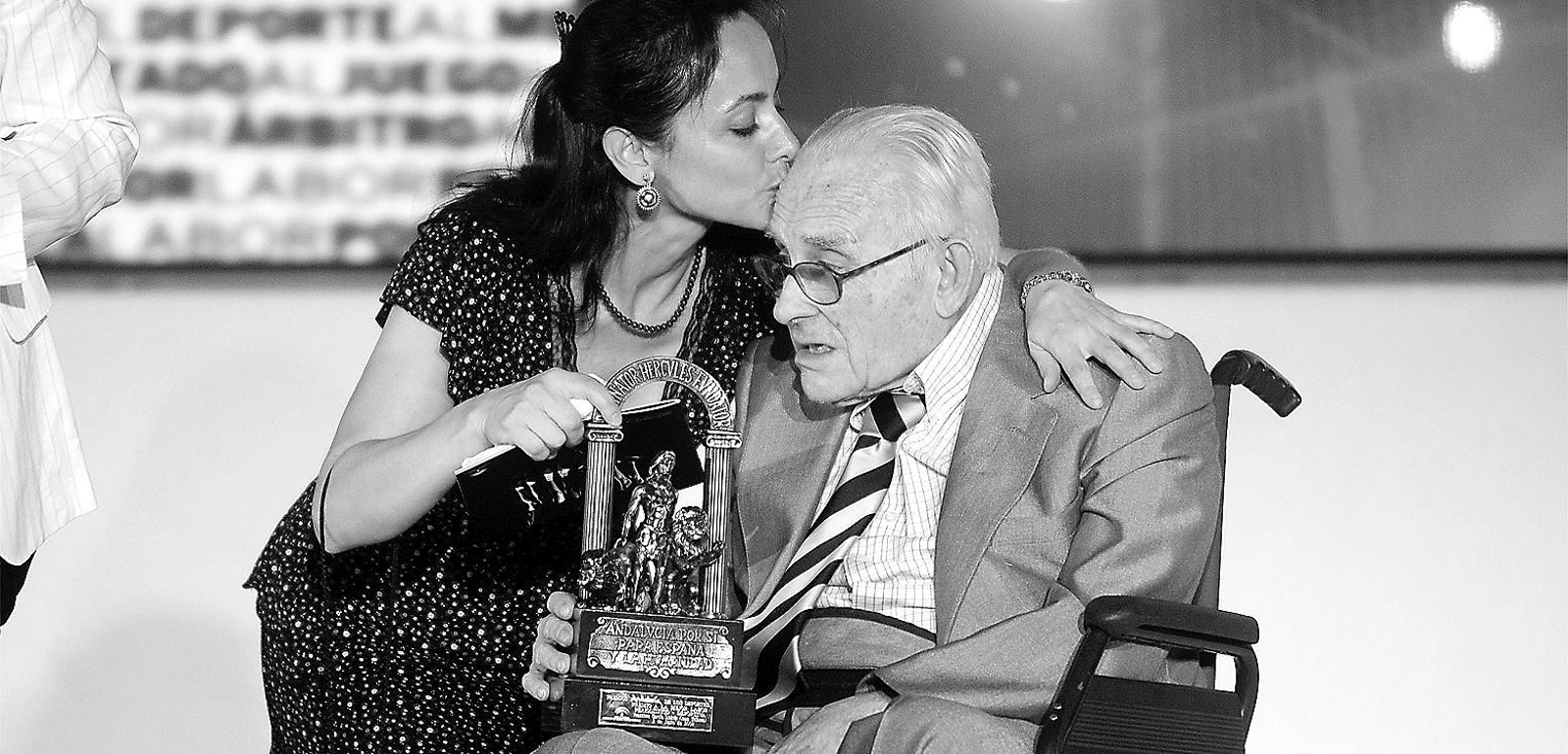 El veterano periodista Francisco García 'Juan  Tribuna' en la gala de los premios de Andalucía de los Deportes 2007.