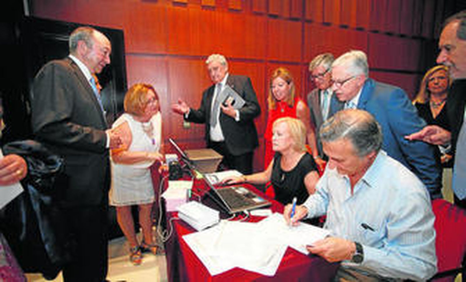 Un momento de la asamblea celebrada ayer por la tarde en la sede de Cofarán.