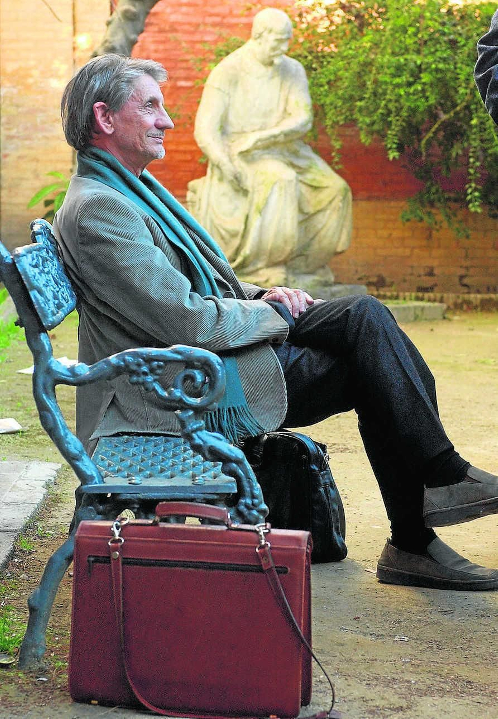 Arriba, Basilio Martín Patino (1930-2017). Derecha, cartel de 'Canciones para después...'.