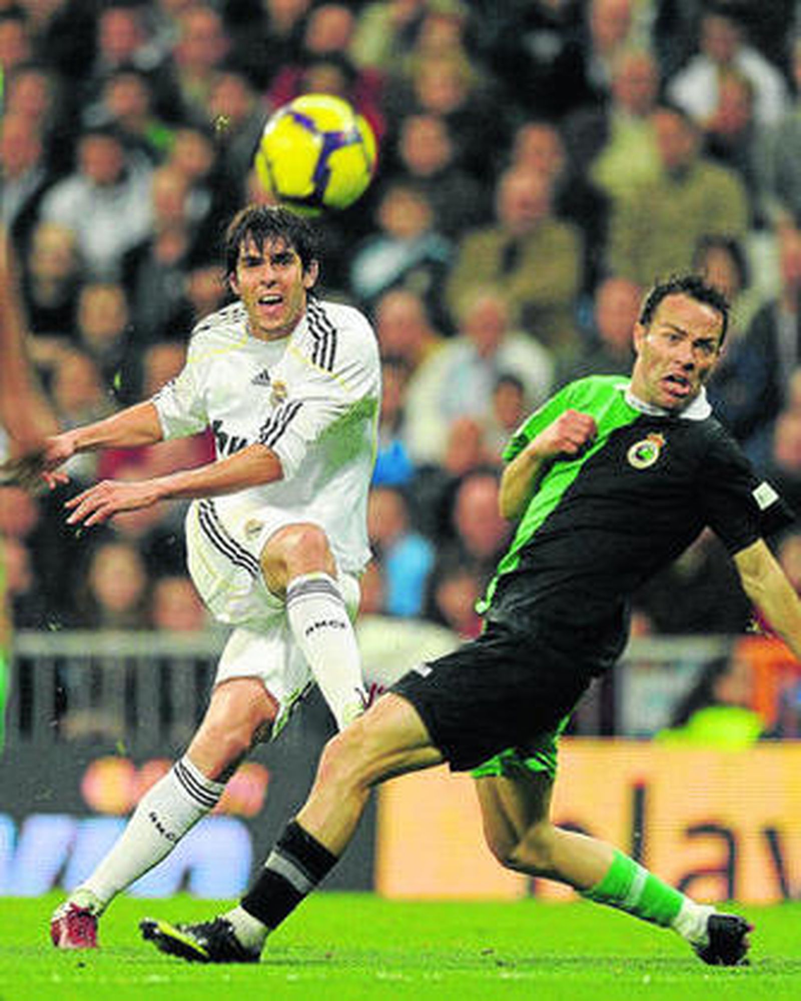 Kaká dispara ante la oposición de Pinillos.