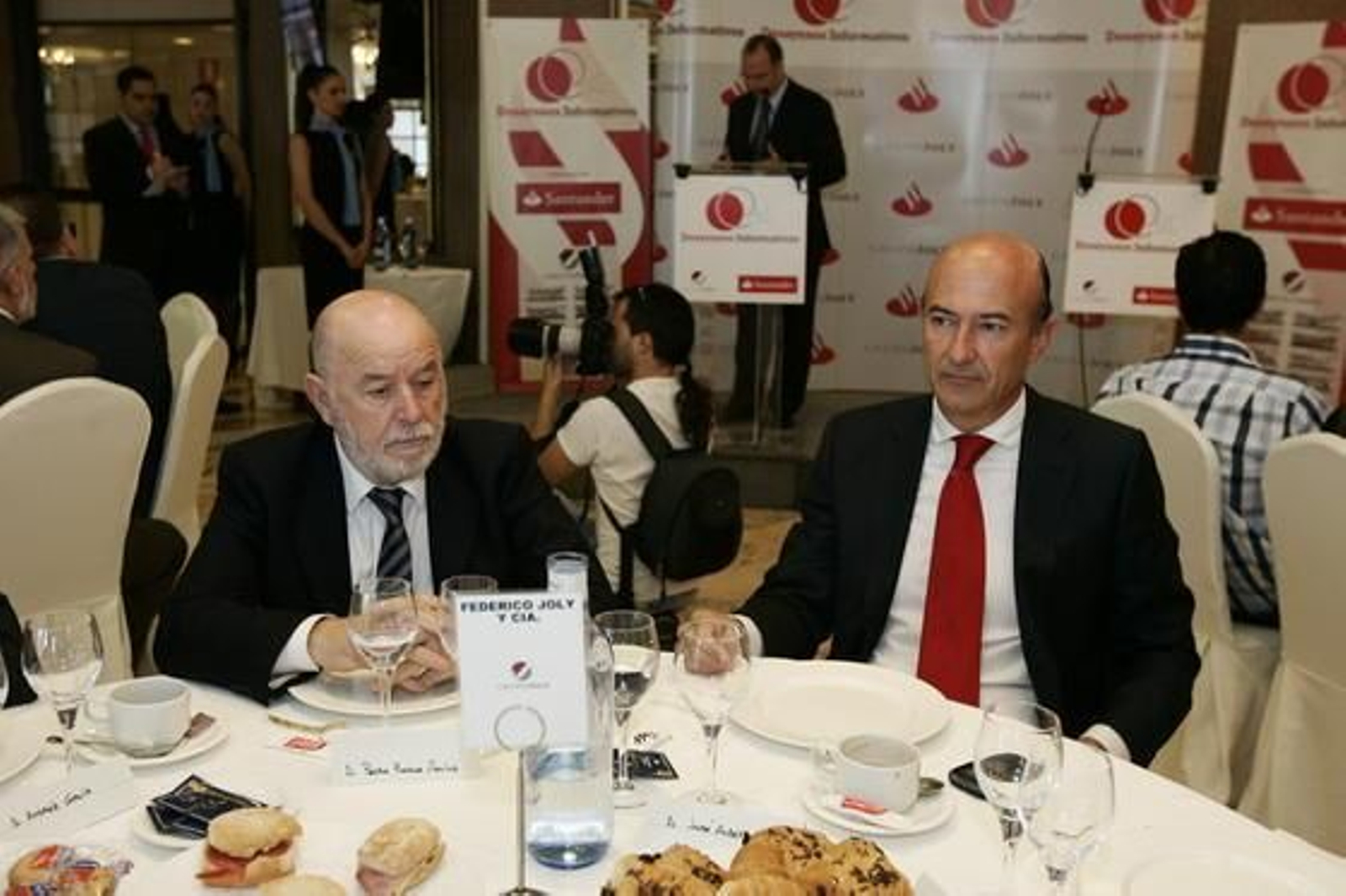 Pedro Molina, rector de la Universidad de Almería, junto a José Alberto Alarcón, director provincial en Almería del Banco Santander en la provincia de Almería

Foto: Rafael G. / Javier Alonso