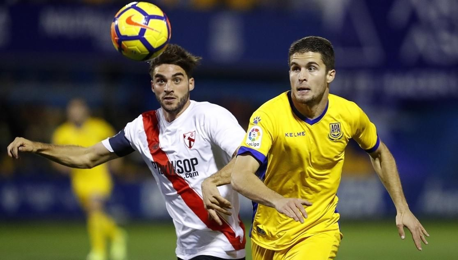 El capitán sevillista pelea una pelota.