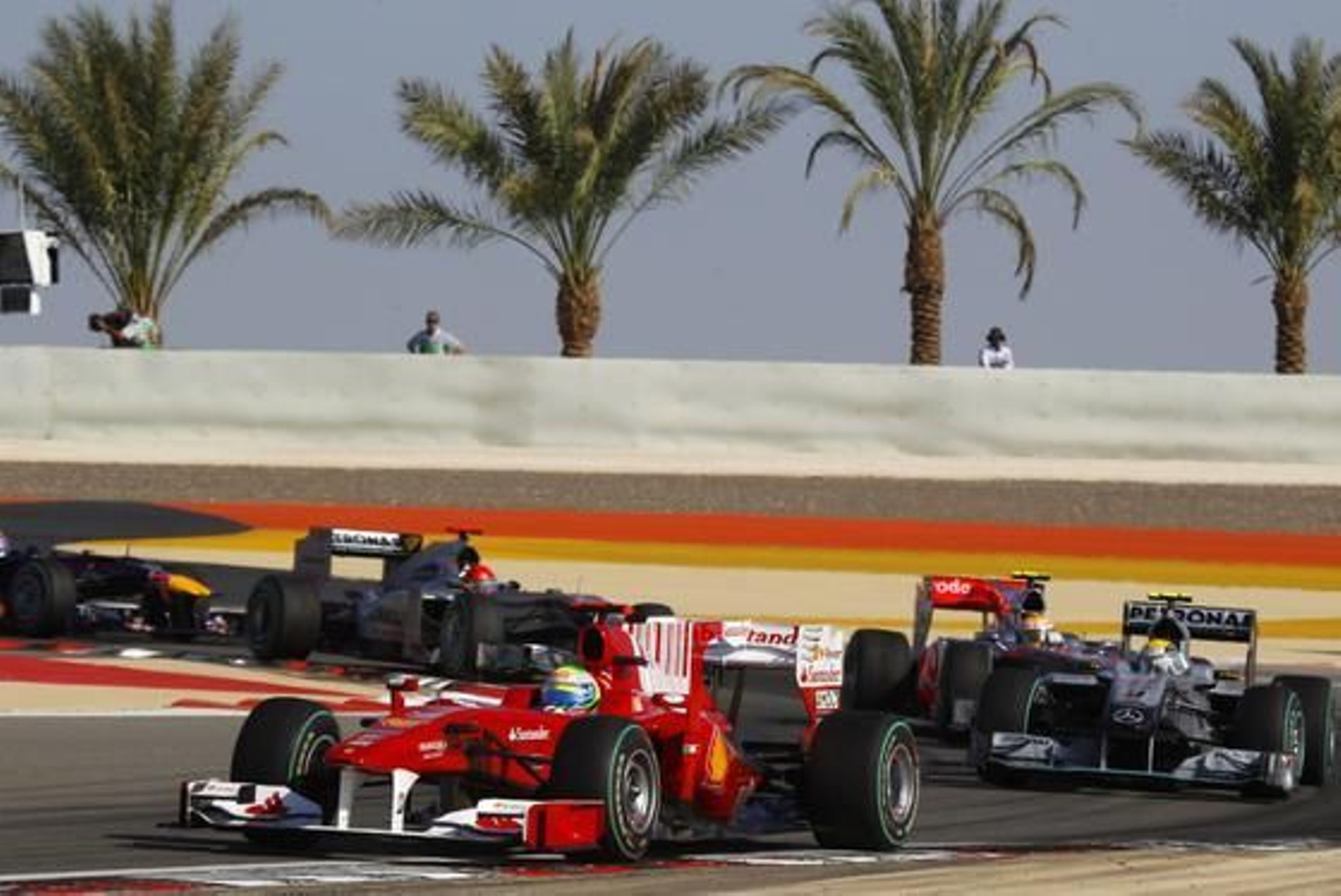 Fernando Alonso gana su primera carrera como piloto de Ferrari en Bahrein. / Reuters