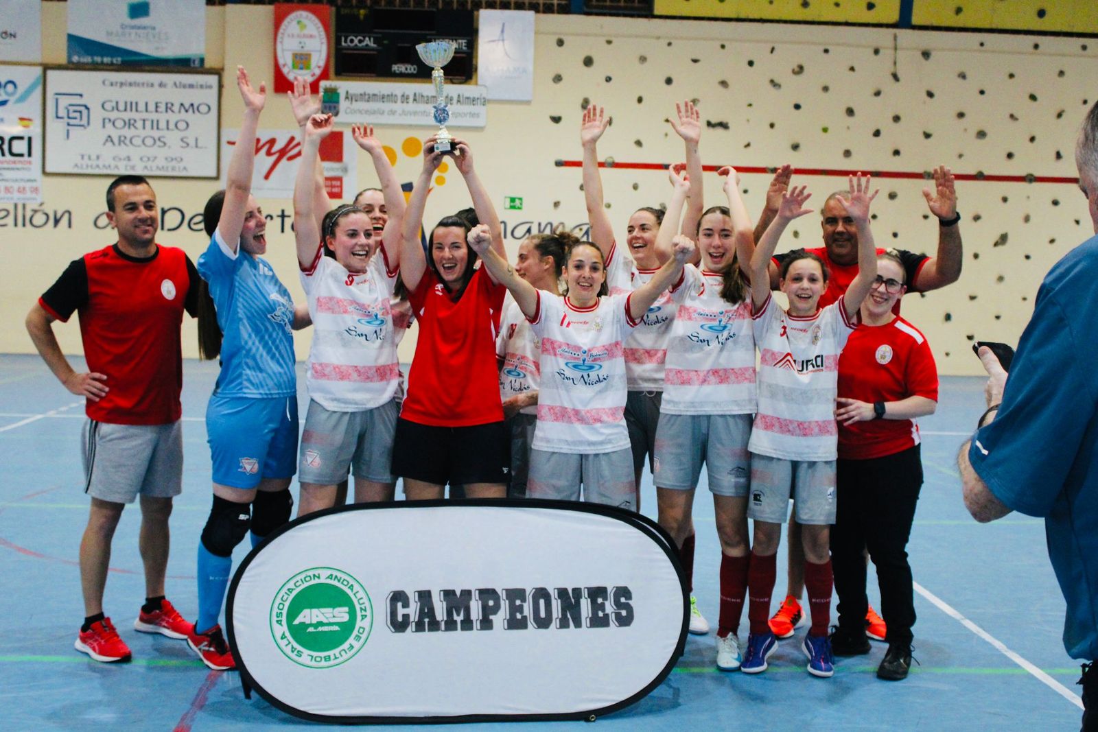 Las jugadoras de la AD Alhama reciben el trofeo de campeón tras imponerse en su final de la Copa de Almería.