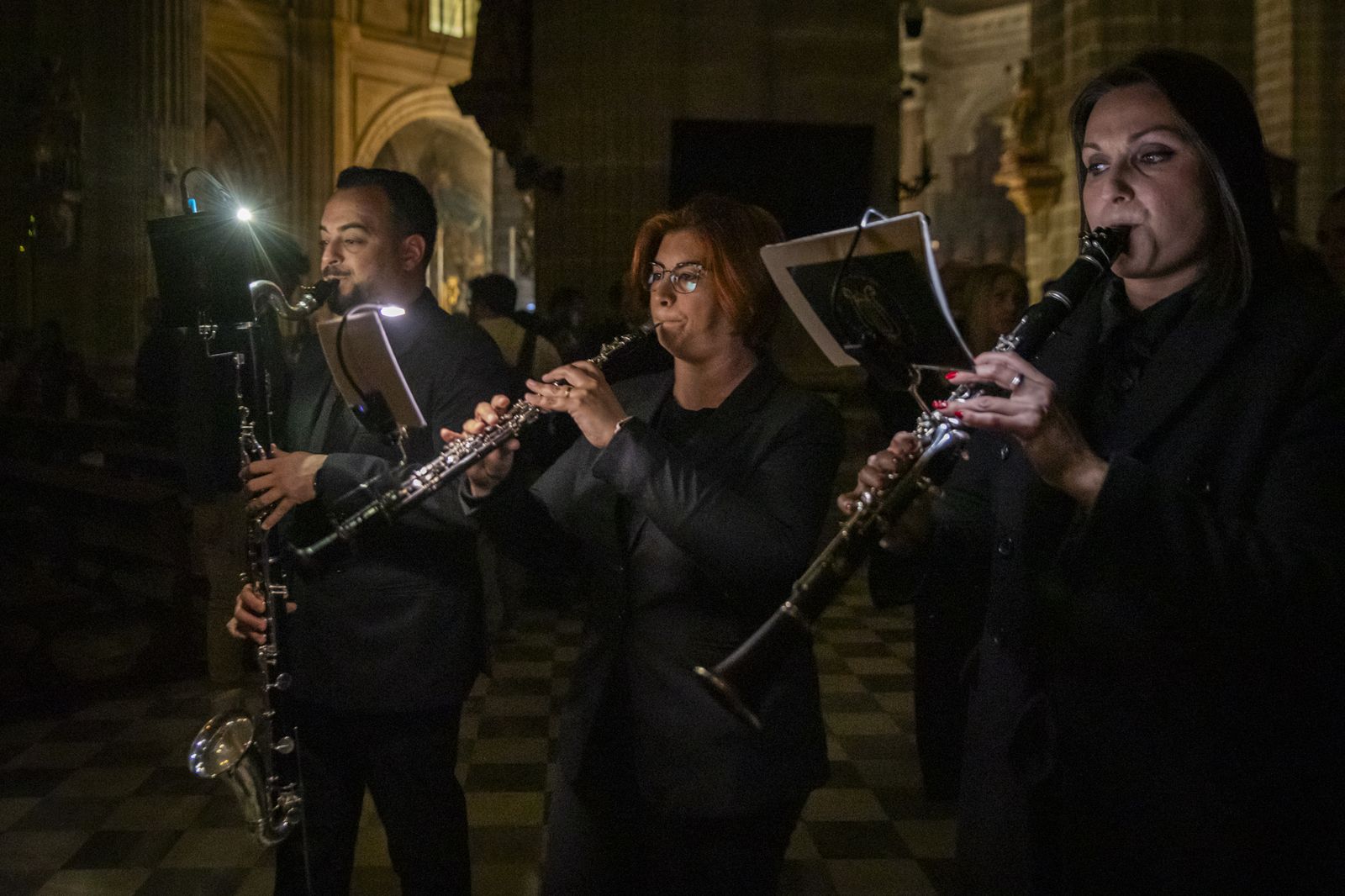 Así fue el viacrucis del Cristo de la Viga por el interior de la Catedral de Jerez