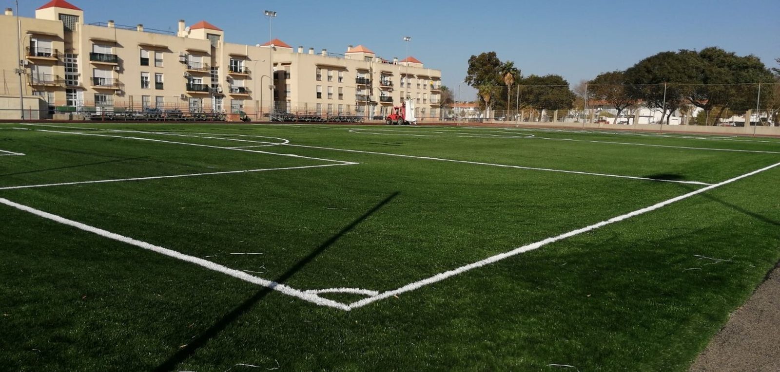 Campo del complejo deportivo Paco Gallego, con el césped recién sembrado.
