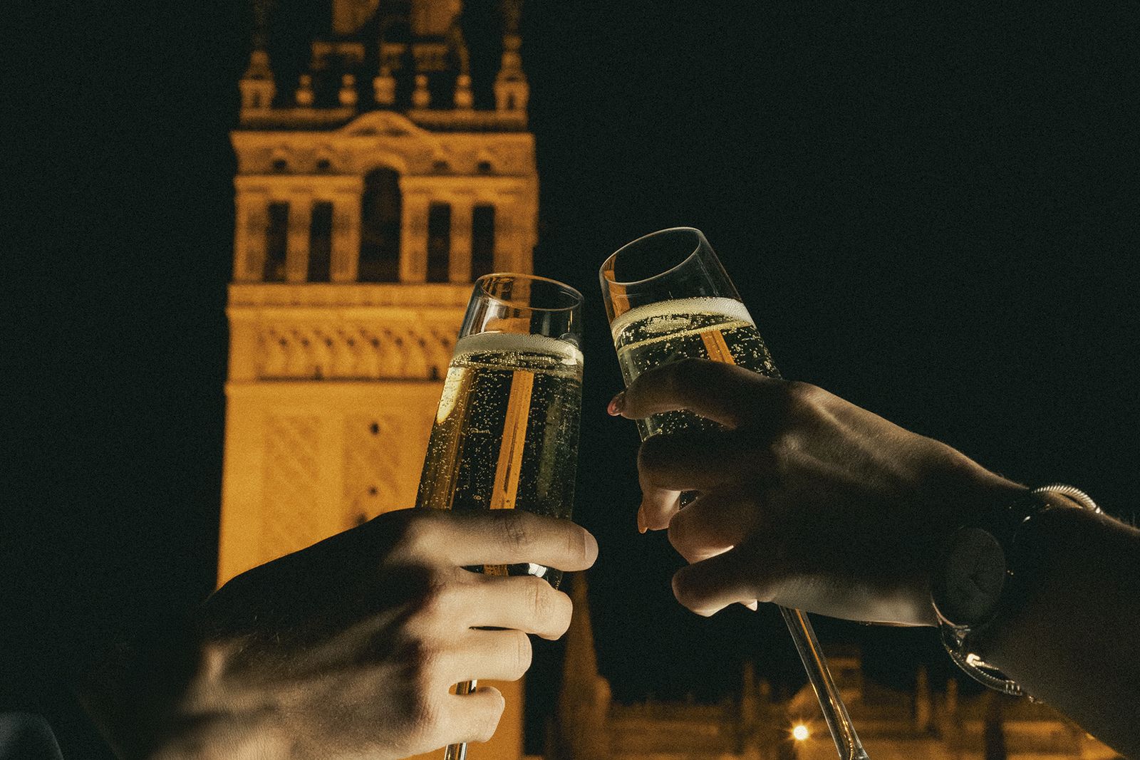 Un brindis en la Terraza del EME Catedral Mercer con vistas a la Giralda.