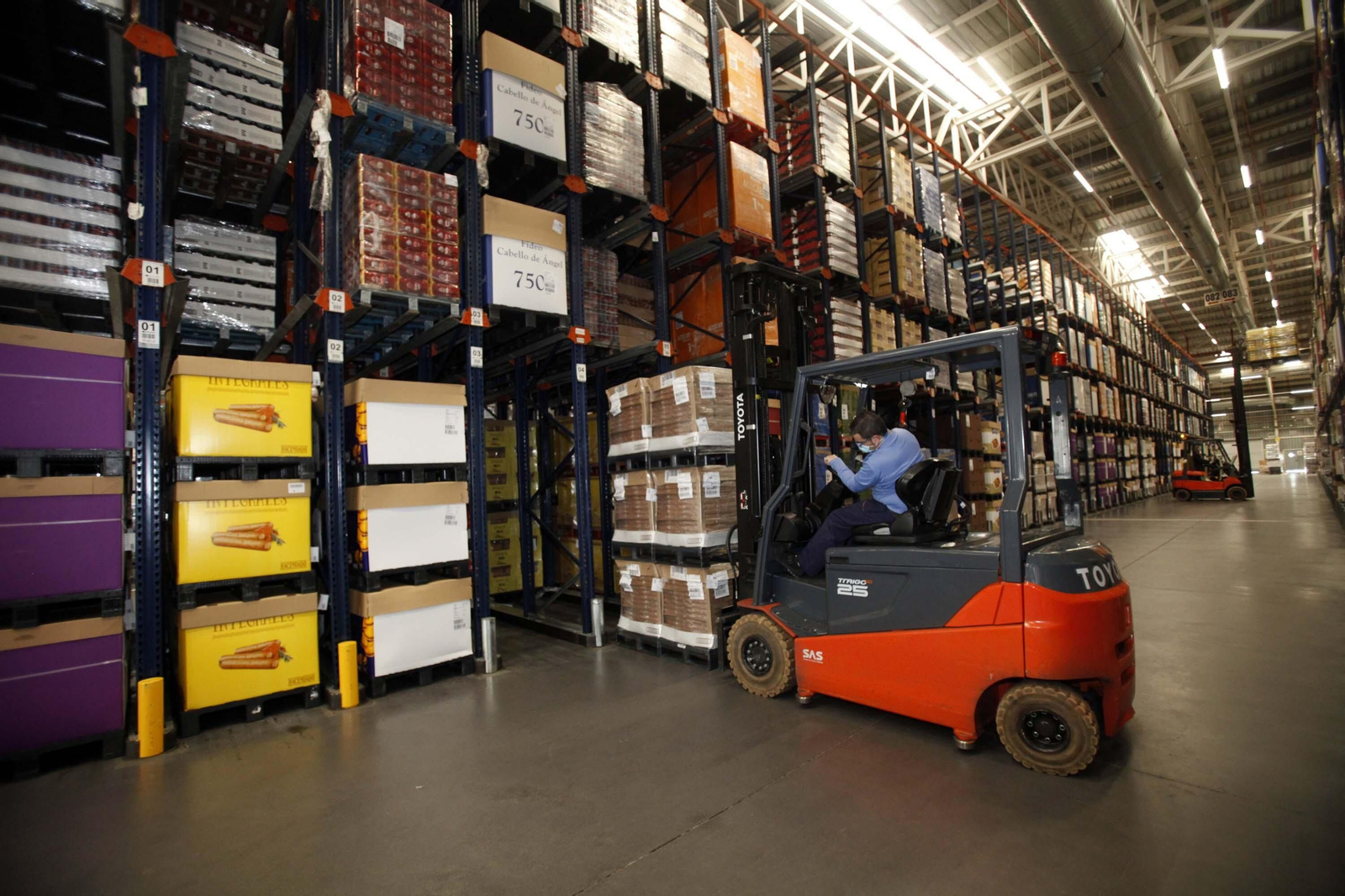 Imágenes del trabajo en la central logística de Mercadona