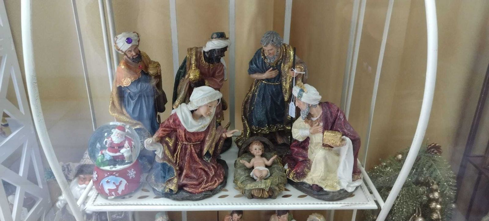 Un nacimiento en el escaparate de uno de los comercios del centro de El Puerto.