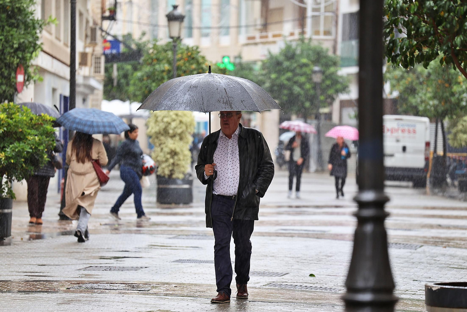 Imágenes de la lluviosa mañana en Huelva