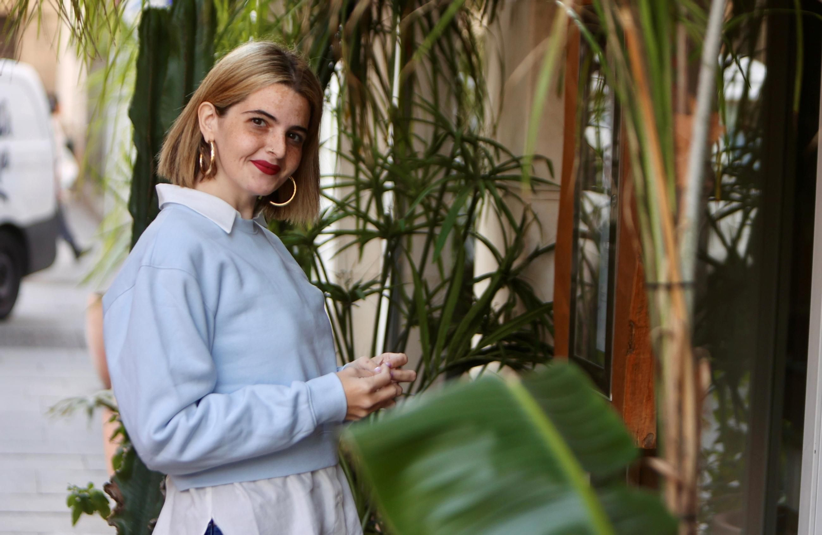 Sheila Hernández Torres:  se ha convertido en una de las influencers del ámbito de la comunicación con más impacto y seguidores en nuestro país. Estudió Periodismo en la Universidad de Sevilla. Es conocida por haber fundado un medio digital atípico de referencia: es.decirdiario, que nació con el propósito de informar y lo está consiguiendo con casi 1 millón de seguidores.