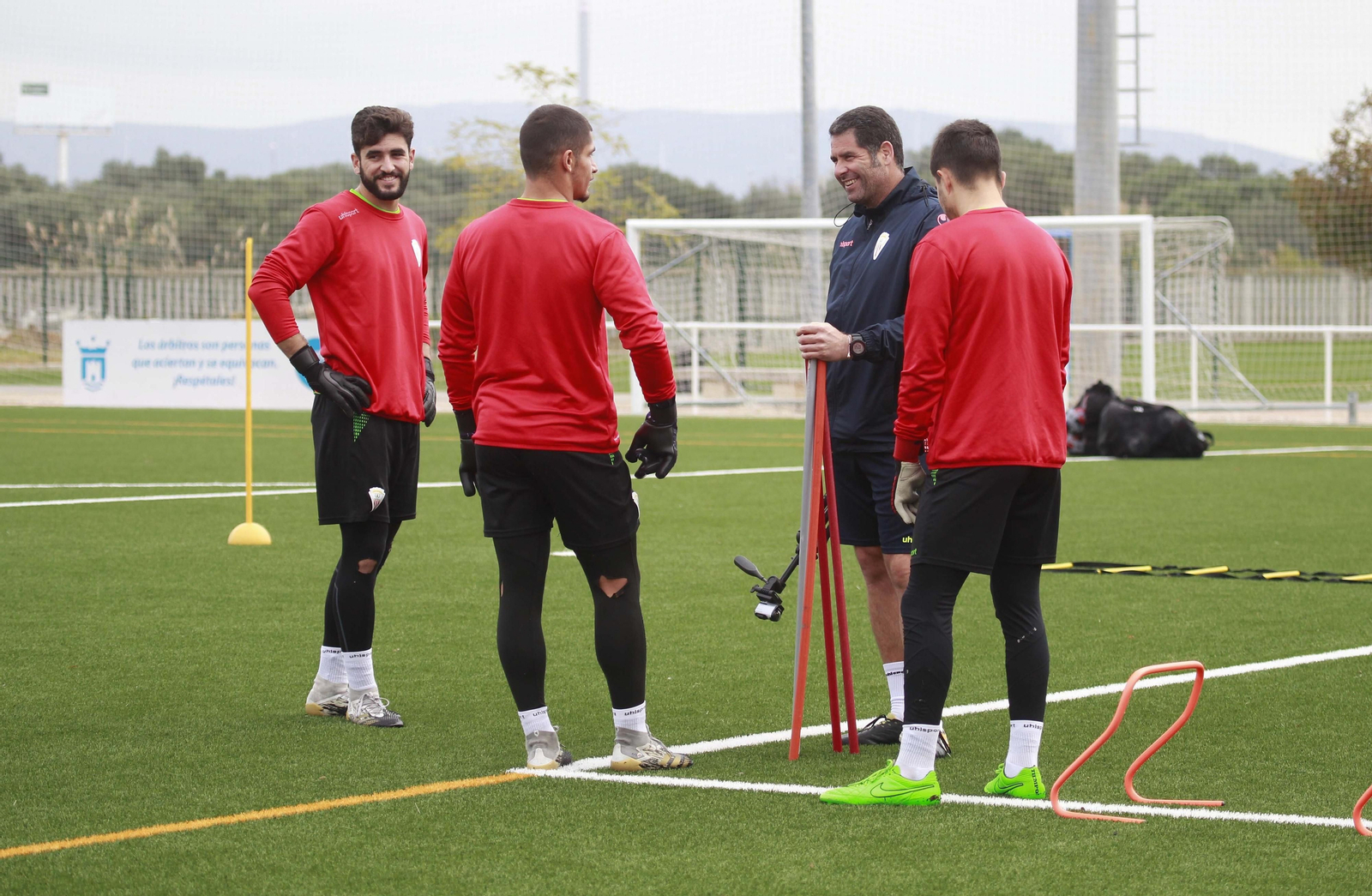 Pedro Muñoz, con los porteros del Algeciras.