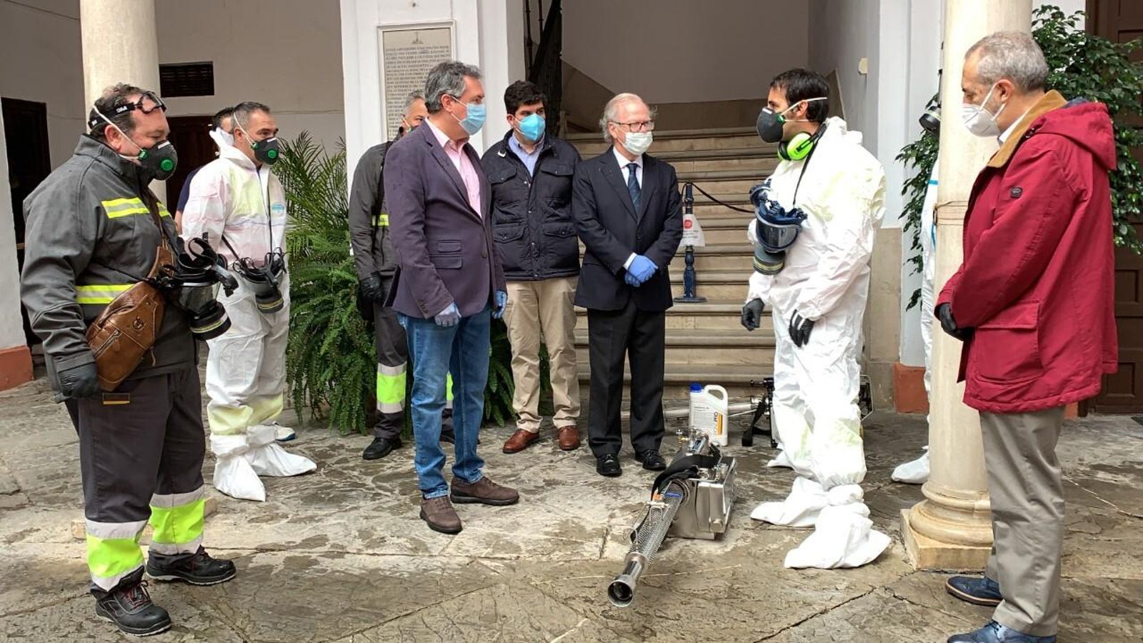 El alcalde respalda a los técnicos del zoosanitario en la desinfección de la residencia de La Caridad.