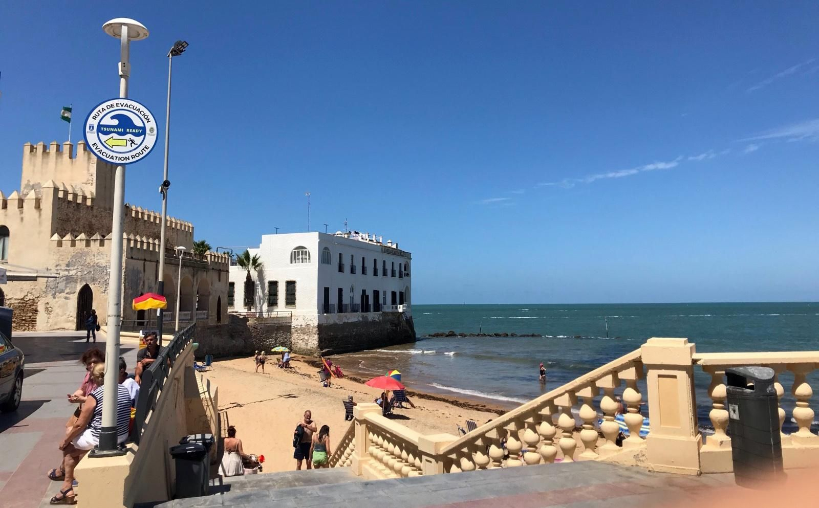 Señalética sobre tita de evacuación en caso de tsunami instalada en las playas de Chipiona Señalética sobre tita de evacuación en caso de tsunami instalada en las playas de Chipiona