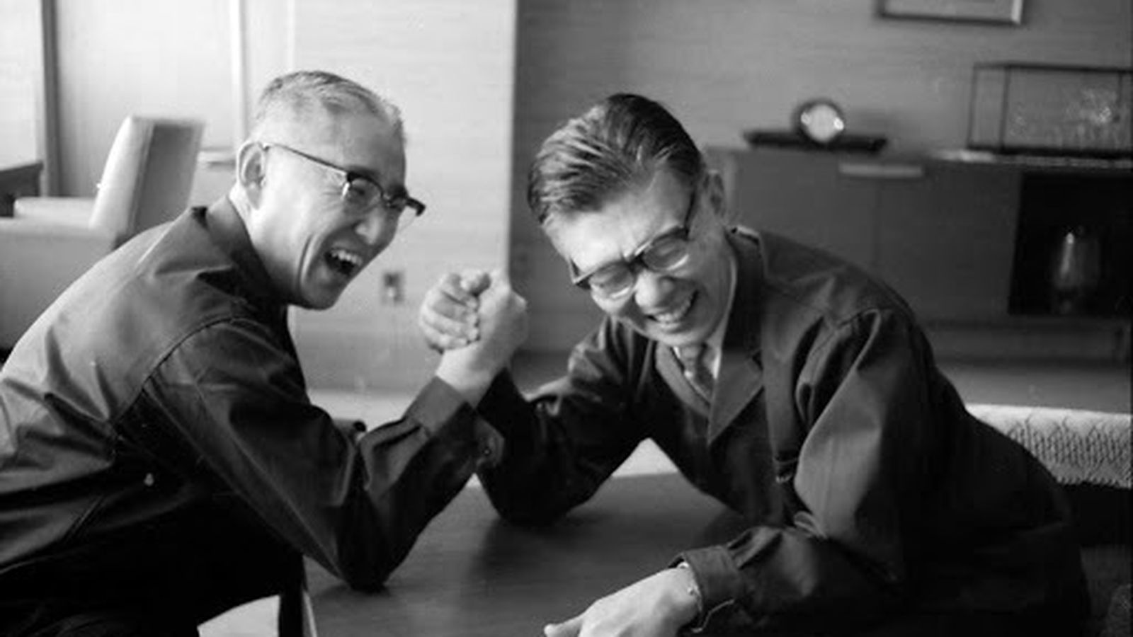 Ibuka y Akio Morita co-fundaron Sony Corporation.