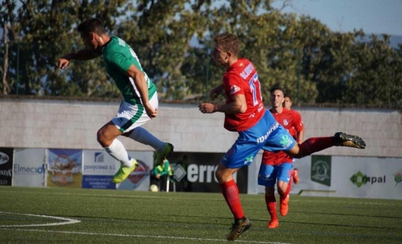 Alberto González, a la dercha, en un salto con un rival.