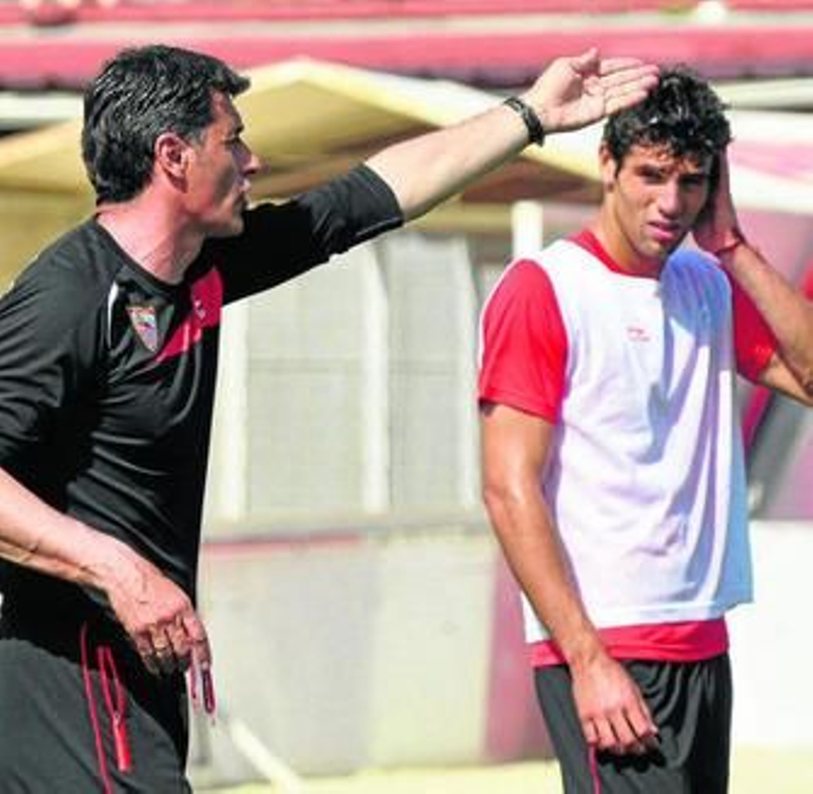Míchel da una instrucción a sus jugadores con Fazio en segundo plano.