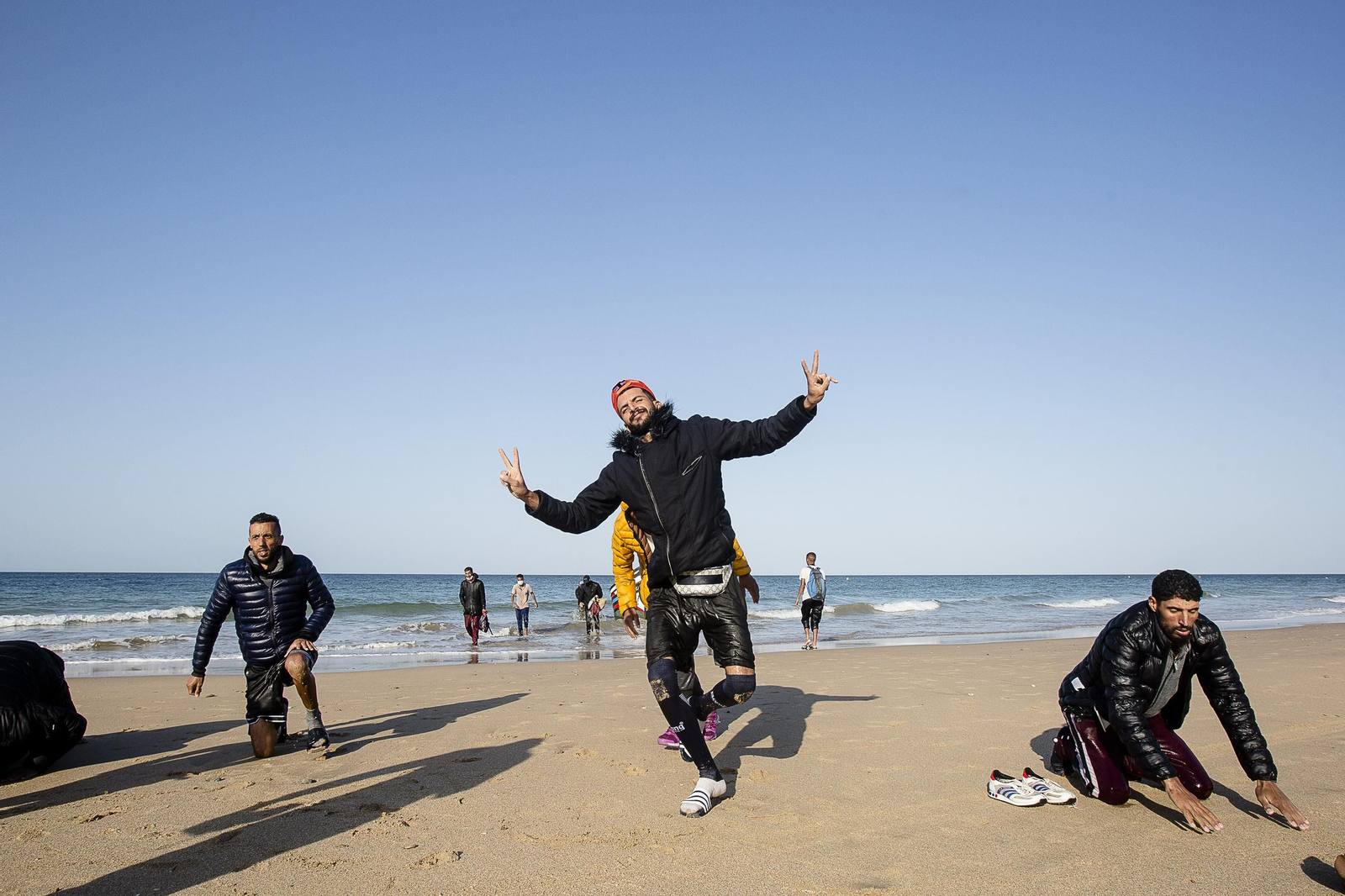 Llegada de una patera con 26 inmigrante a la playa de la Victoria