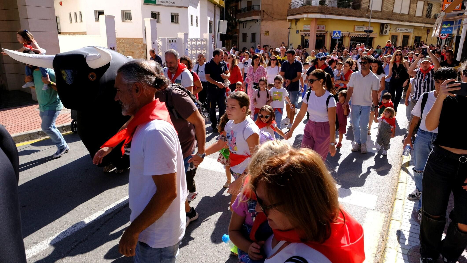 Decenas de familias participaron en el encierro infantil este viernes.