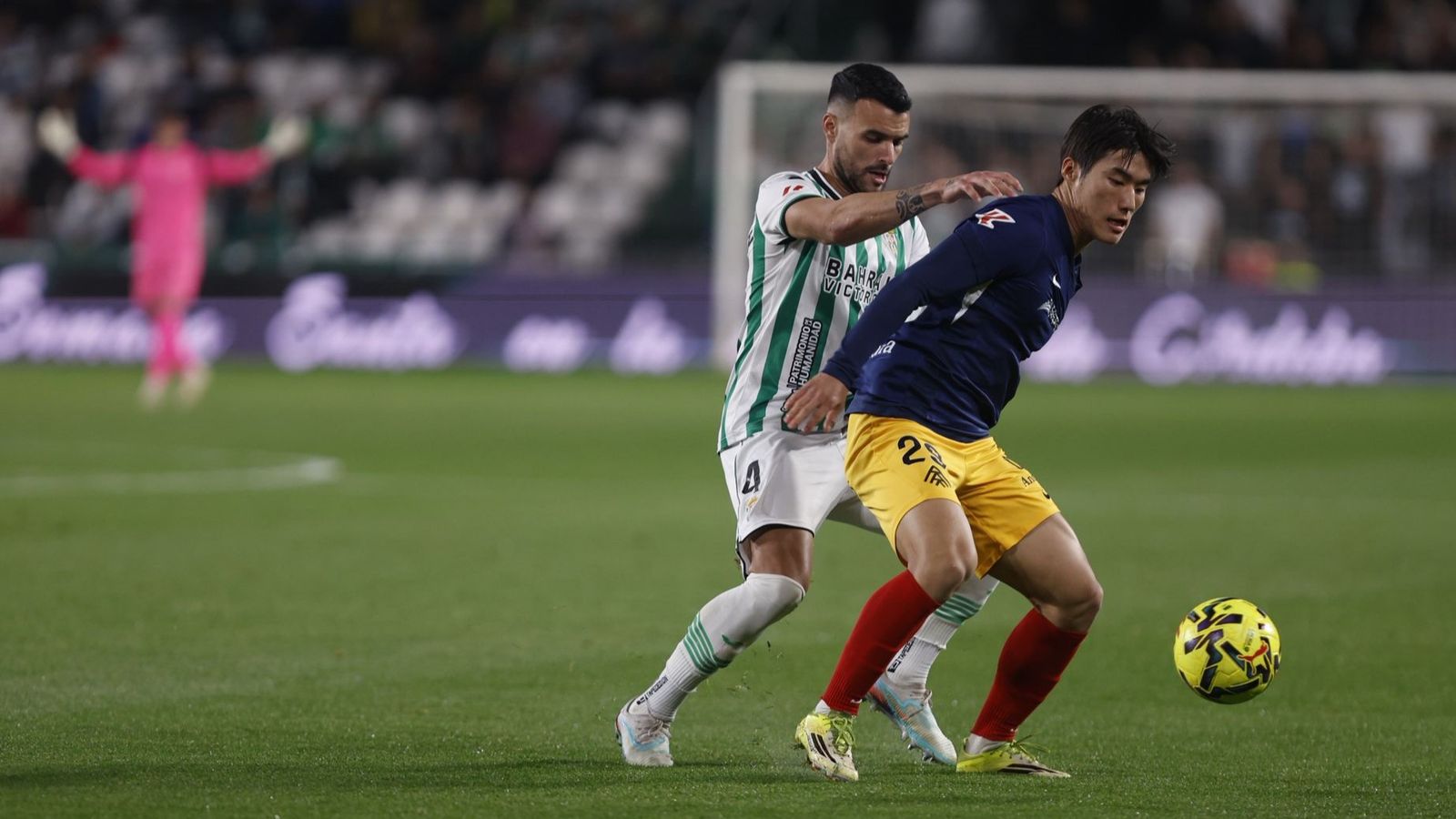 Minsu protege el balón ante Álex Martín en el primer tiempo del Córdoba CF-Andorra.