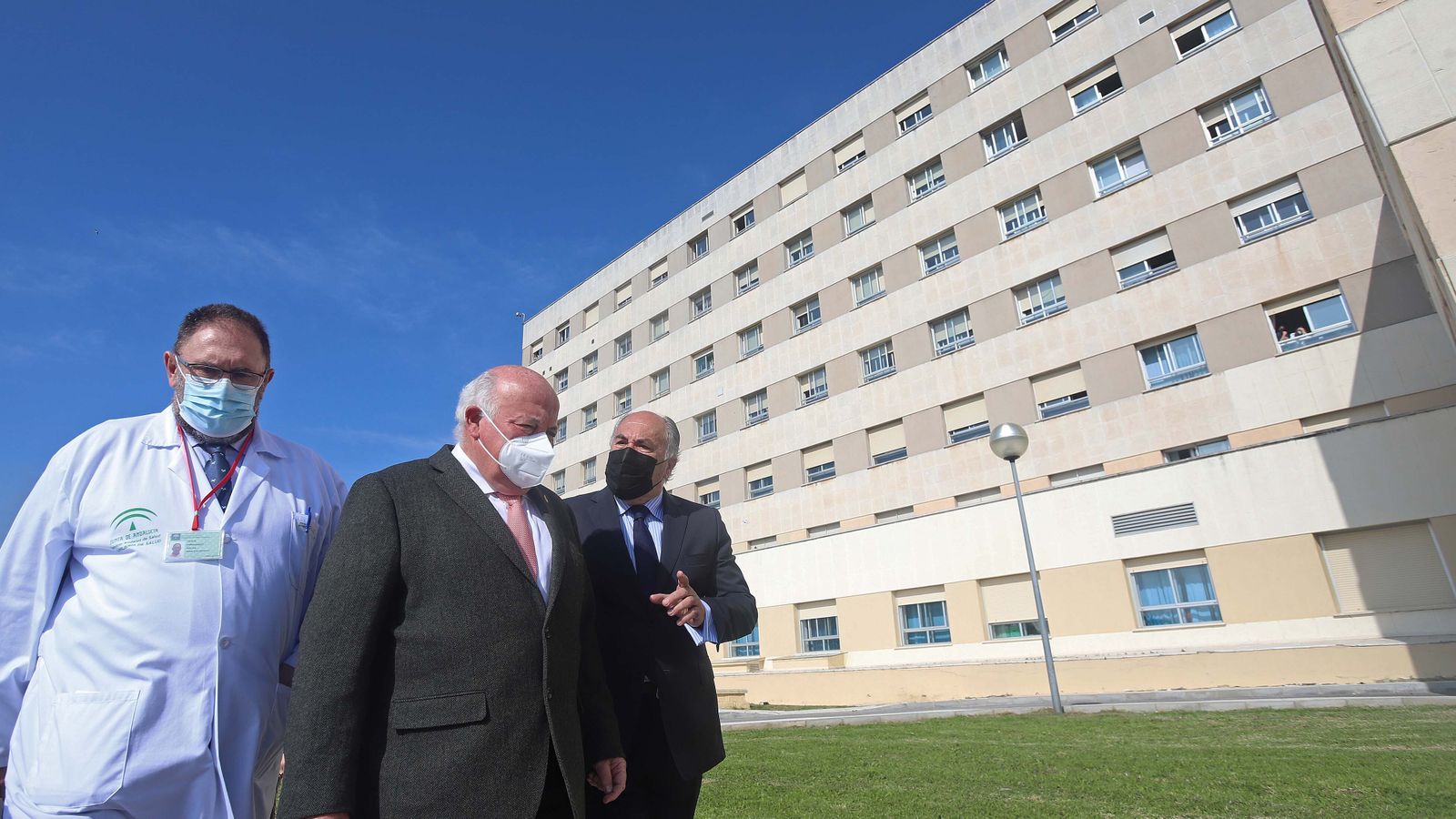 Visita de Jesús Aguirre al hospital Punta Europa en Algeciras