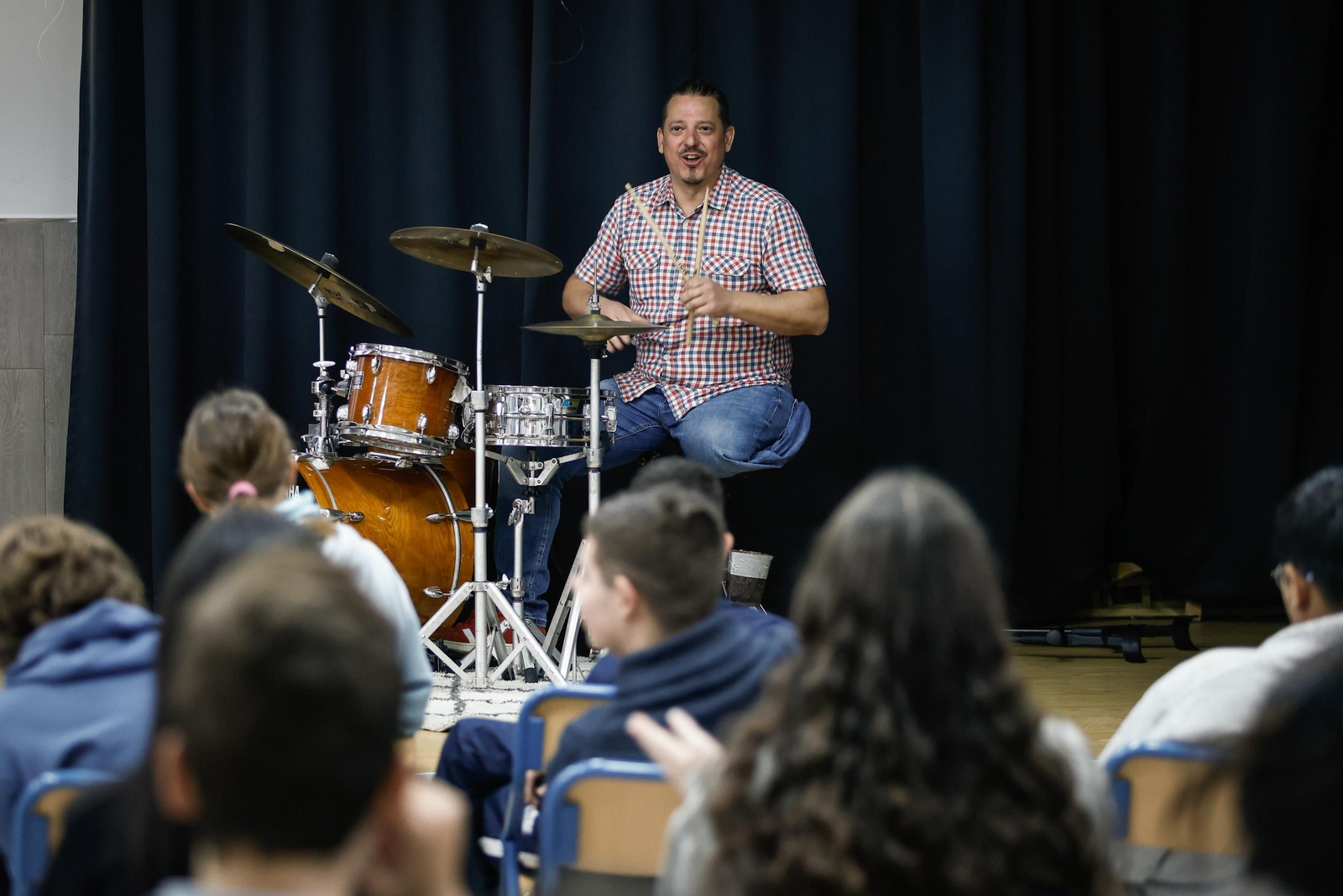 Luis Landa Luisongo, durante su charla en el IES Alhambra, que celebra sus II Jornadas de Diversidad, Inclusión y Música hasta el viernes.
