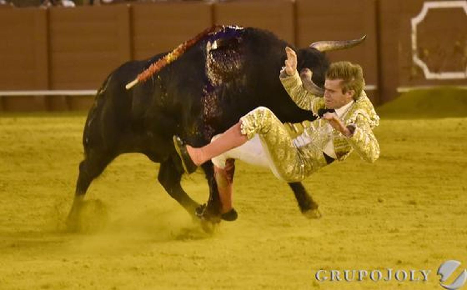 Javier Jiménez en el sexto toro./ Juan Carlos Vázquez
