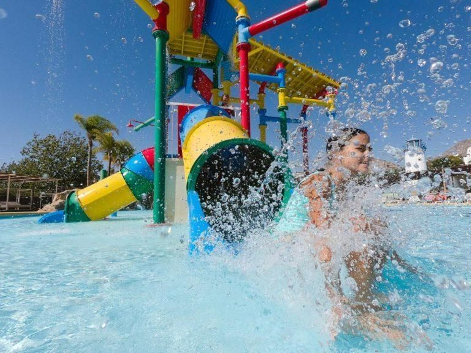 Una niña se da un chapuzón