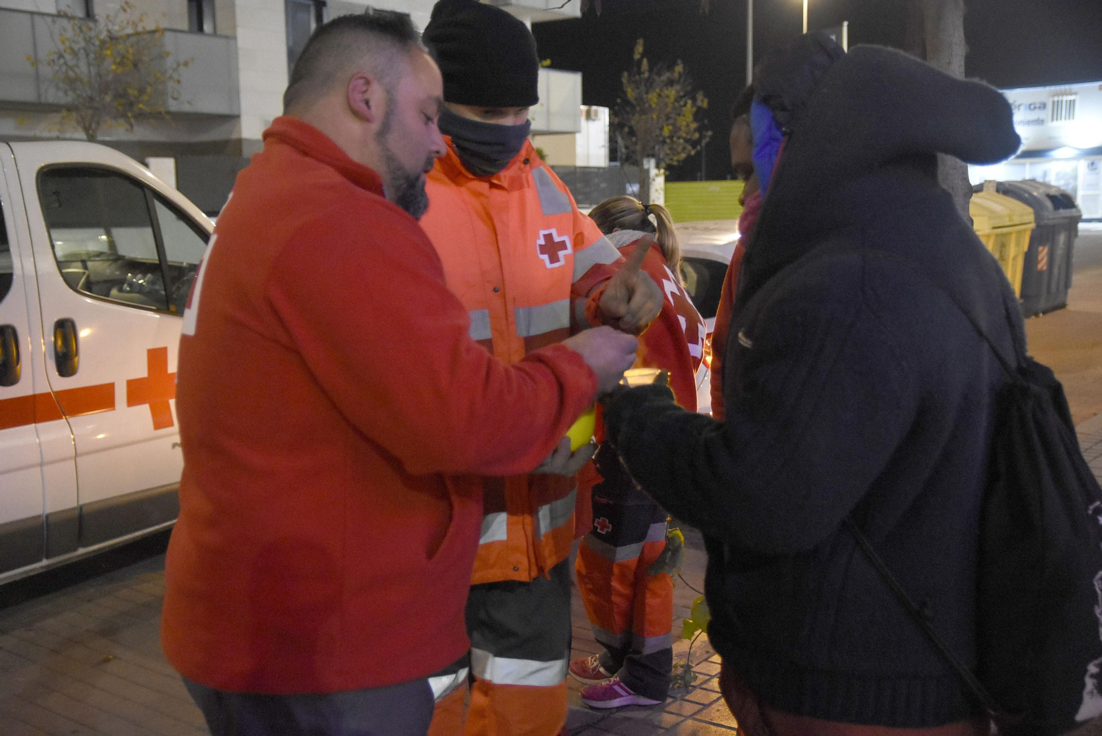 Voluntarios de Cruz Roja atienden a una persona sin hogar en Córdoba. Voluntarios de Cruz Roja atienden a una persona sin hogar en Córdoba.