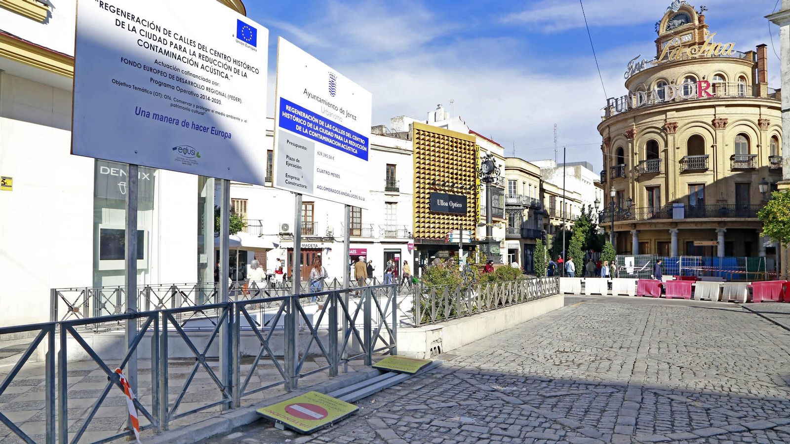 Aspecto esta mañana de la plaza Esteve, con el Gallo Azul al fondo.