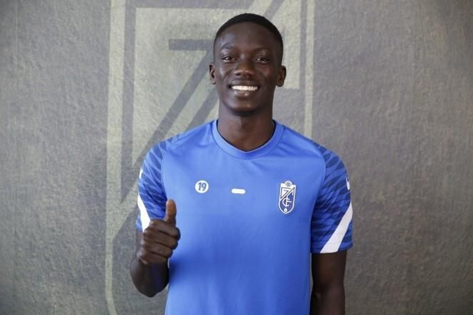 Faye cuando firmó por el Recreativo Granada.