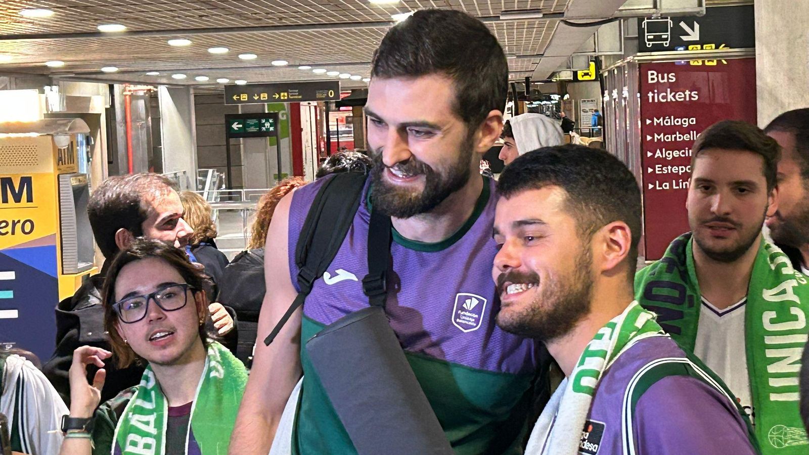 Alegría en la llegada del Unicaja al aeropuerto