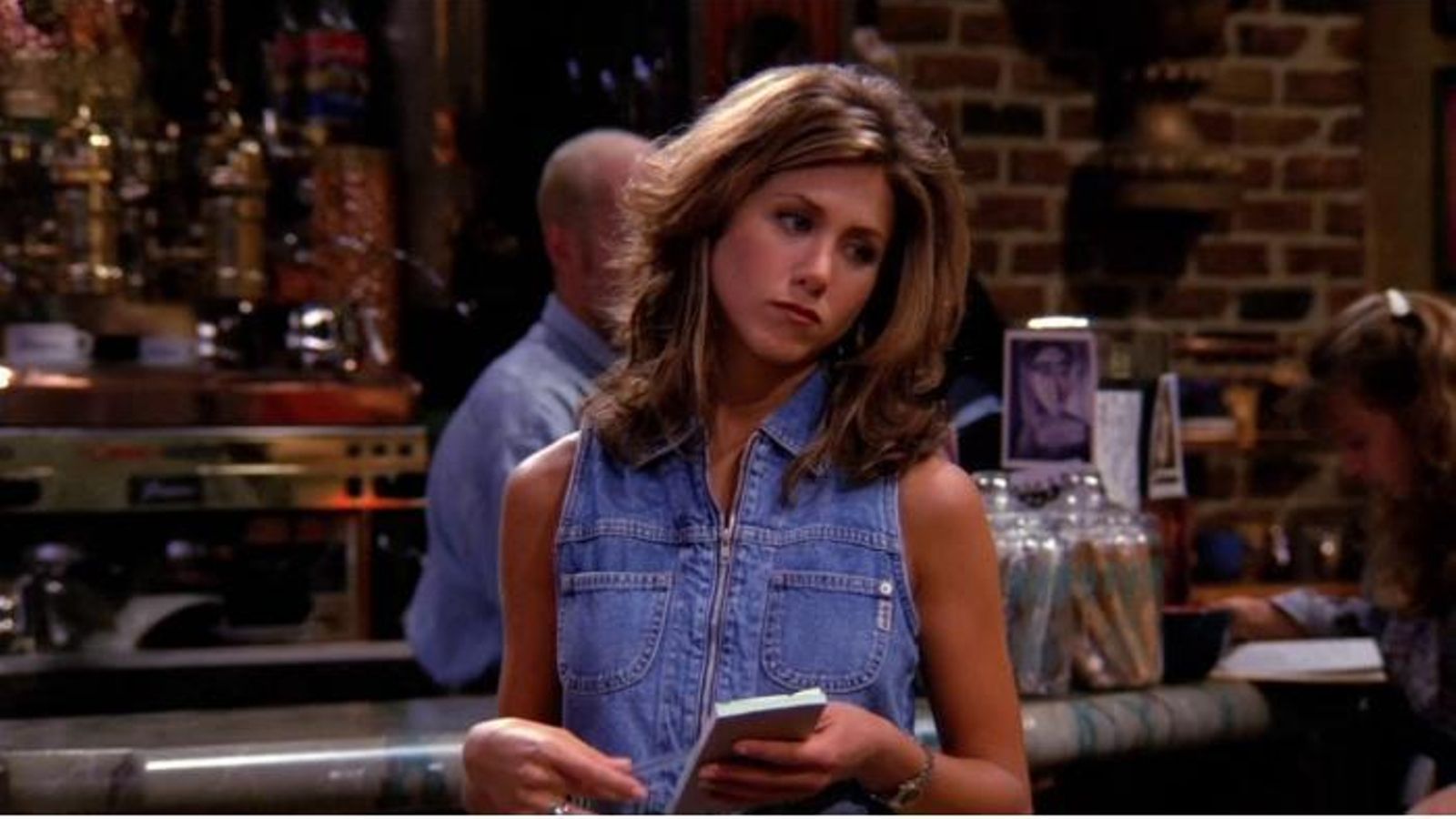 Rachel Green con un chaleco vaquero.