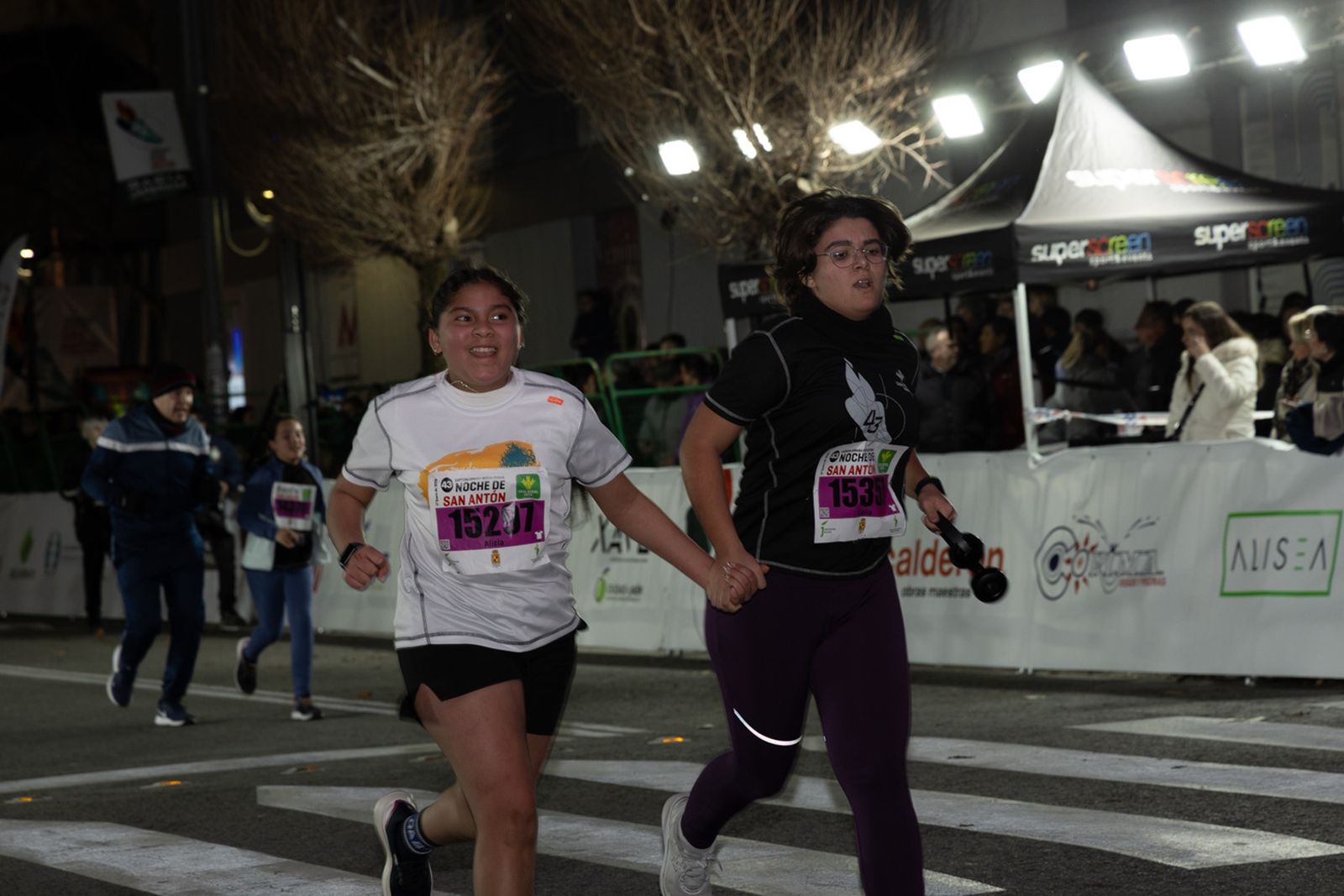 En imágenes: 2.000 atletas brillan con luz propia en la infantil de la Carrera de San Antón 2026