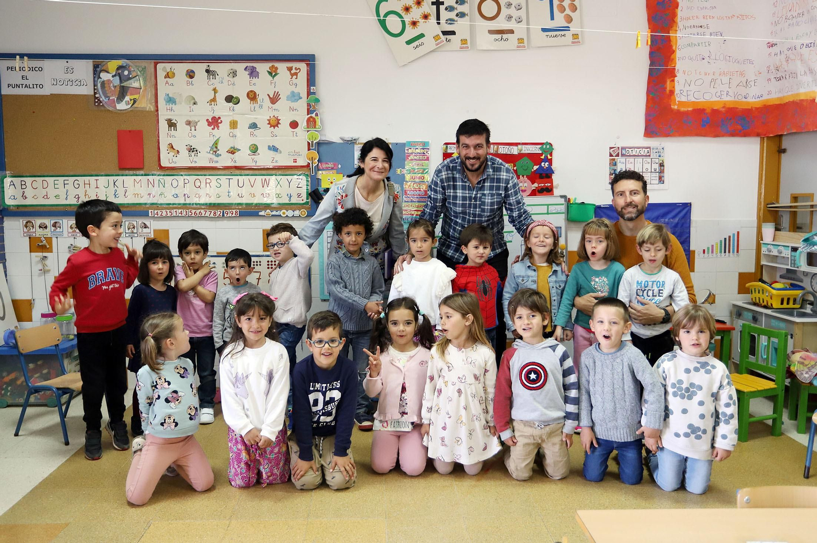 Imágenes de los alumnos de infantil de El Puntal haciendo de periodistas