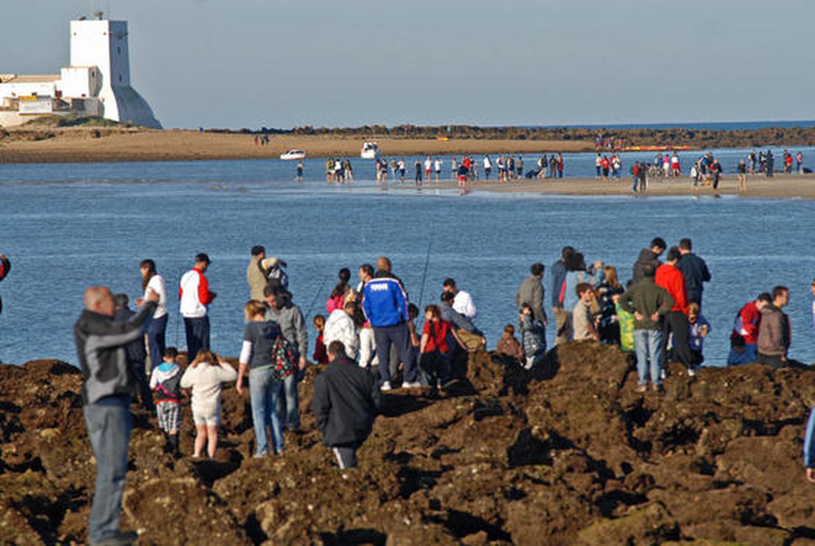 Durante la mañana en Sancti Petri, se han reunido cientos de personas para disfrutar la marea./Paco Periñán

Foto: Paco Perinan