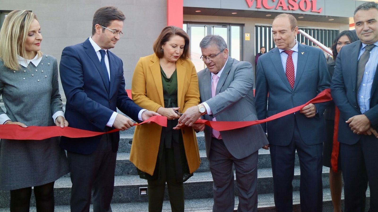 Carmen Crespo fue la encargada del corte de la cinta con la que se inauguraba Vicasol 3.