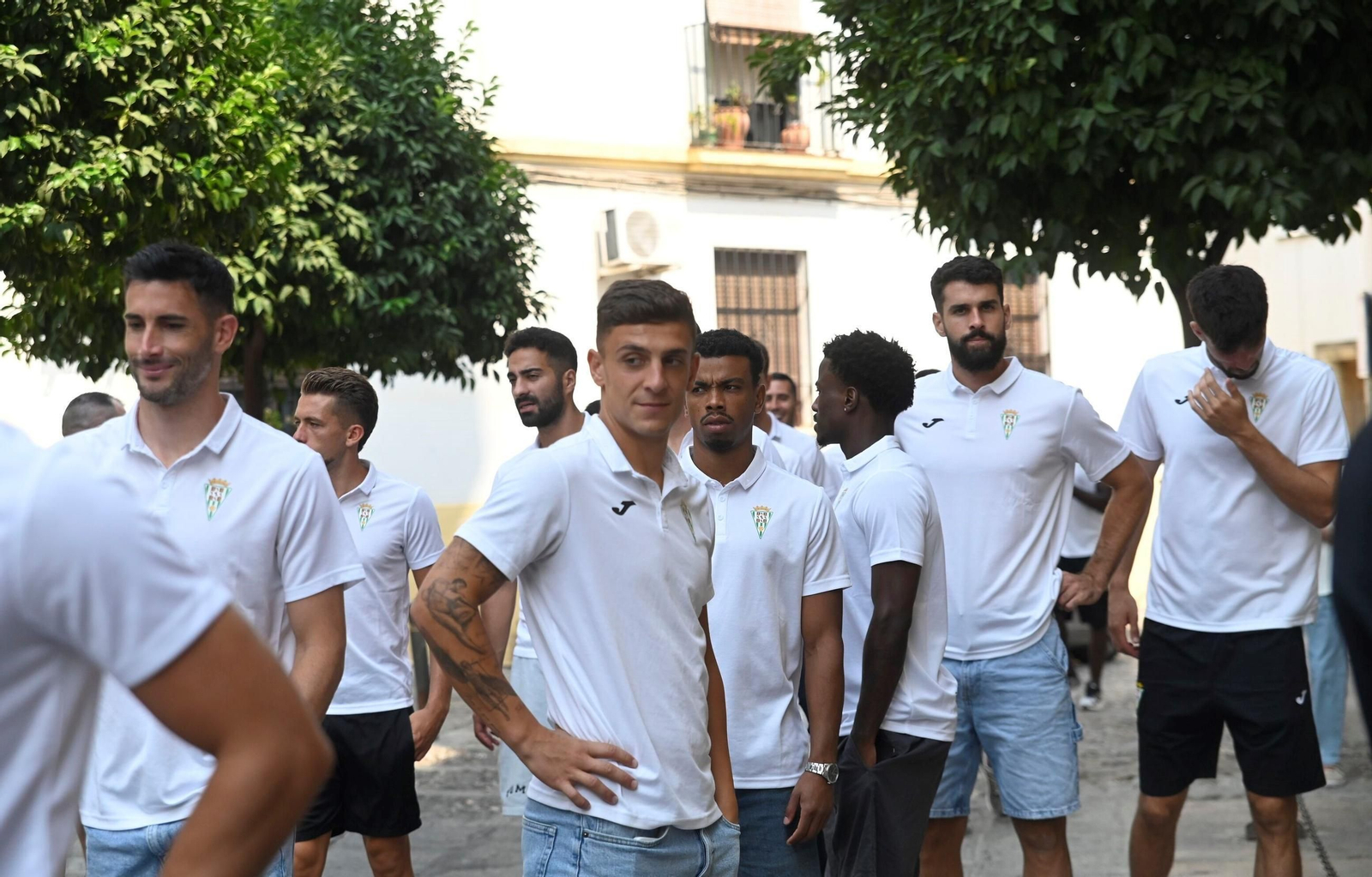 La tradicional ofrenda del Córdoaba CF a San Rafael antes del debut en El Arcángel, en imágenes