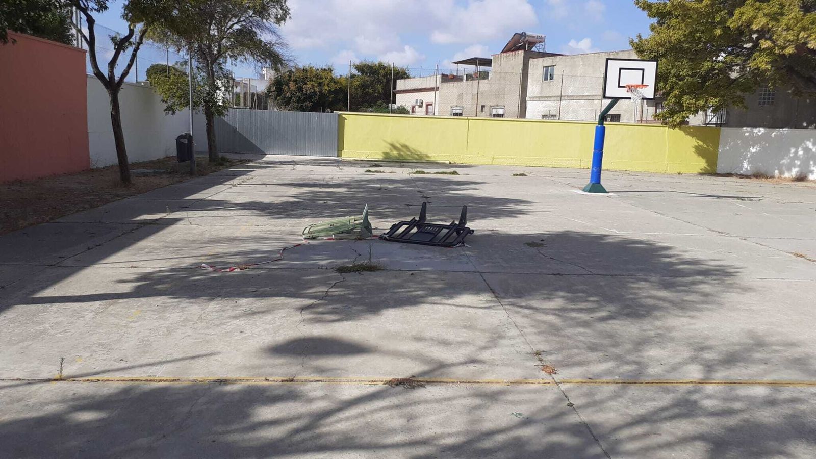 Las vallas que según los padres llevan ahí desde junio.