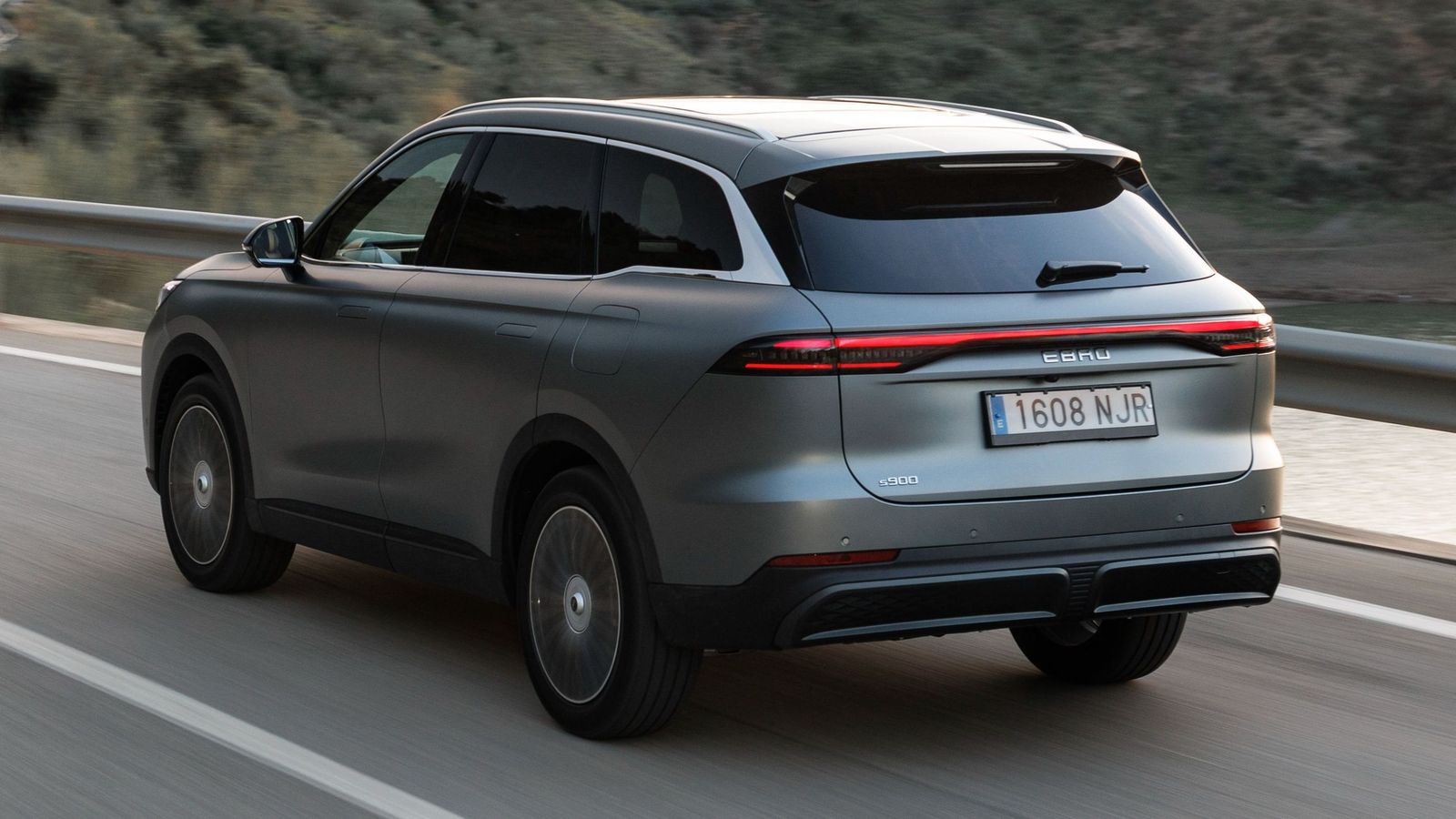 Respecto al s700 híbrido enchufable de 279 CV con acabado Luxury el s900 cuesta unos 12.000 euros más, respecto al s800 esa misma configuración, unos 2.800 euros más.