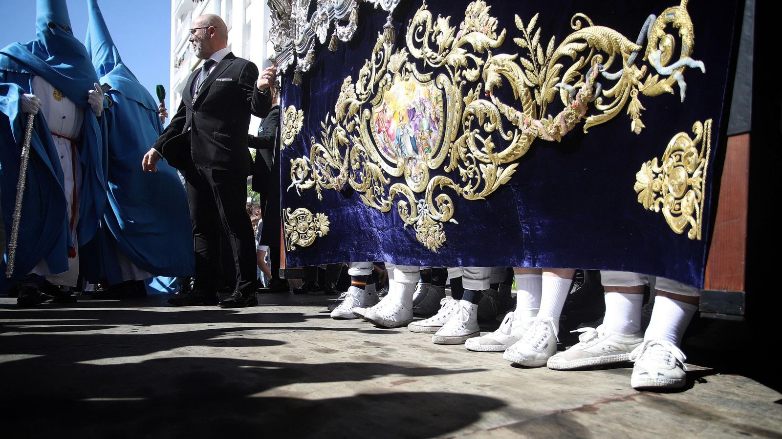 Asoman los pies de la cuadrilla de costaleros